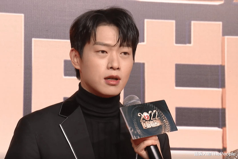 张晓晨|国剧盛典红毯:杨蓉妆容拉胯颜丙燕有赘肉,蓝盈莹险摔倒面露惊恐