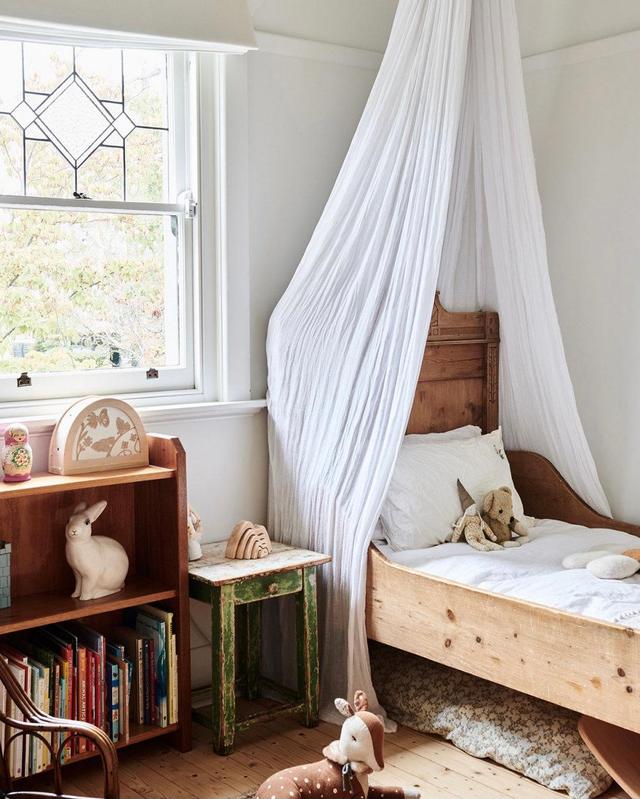 梦幻怀旧的一家四口之家，白色调与老式家具，也可以很复古！