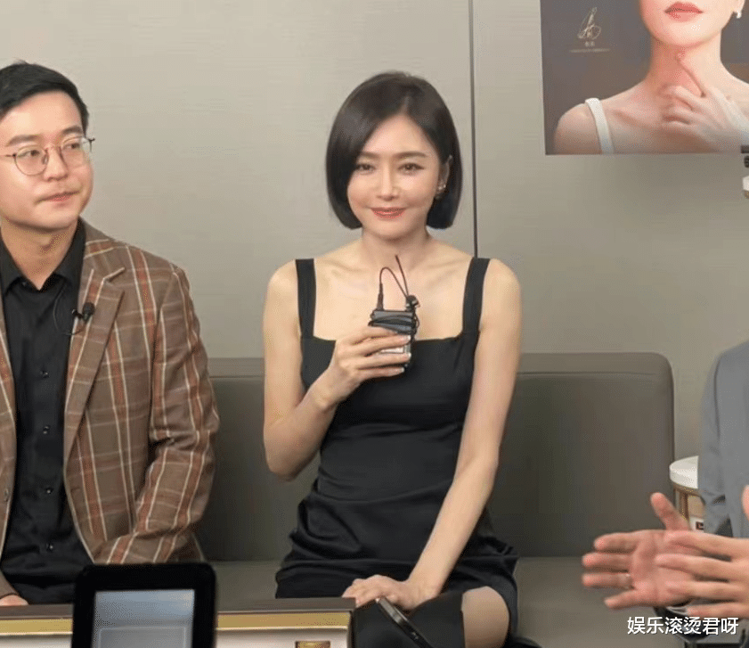 秦岚|43岁秦岚直播截图被嘲美颜过度，网友晒现场照，打了多少黑粉的脸