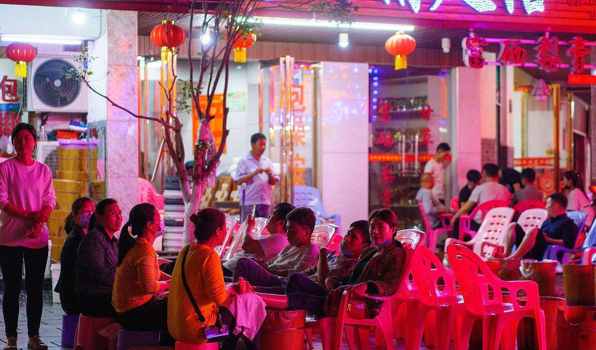 浙江一女子拒绝男技师的纠缠,男子一气之下报复,用铁榔头敲打