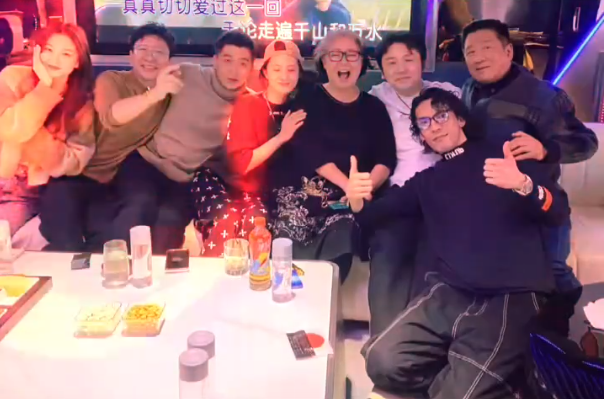 雷佳音|《人世间》主演KTV狂欢！萨日娜满头白发张嘴笑，雷佳音头围抢镜