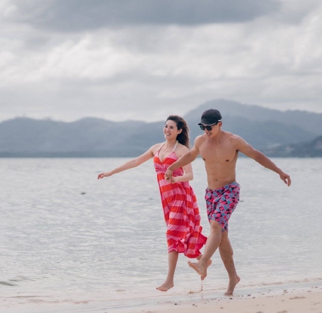 刘畊宏|刘畊宏单腿跪地送老婆520礼物,送给老婆钻戒,送给我们一套操