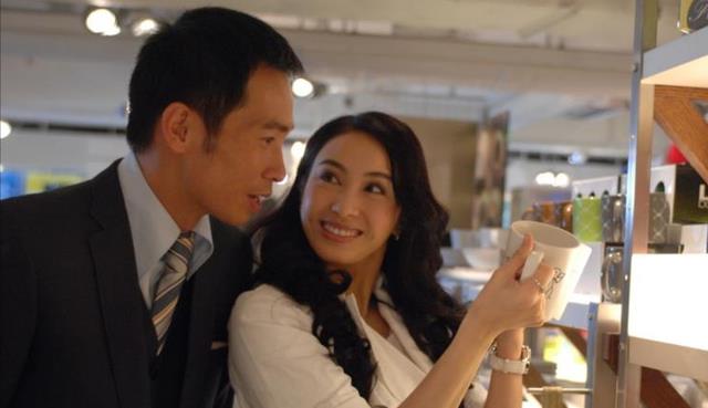 黎姿|黎姿:嫁给大15岁的跛腿富豪,一家5口3人残疾,风光背后有心酸