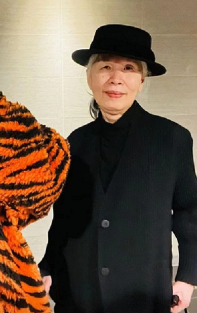 周杰伦|周杰伦晒与母亲帅气合照！穿橘色豹纹亮眼，母亲一头白发露双下巴