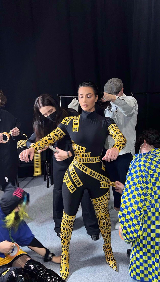 石原里美|金卡戴珊这身新造型好美！橙色羽毛披肩好霸气，比“胶带装”好看