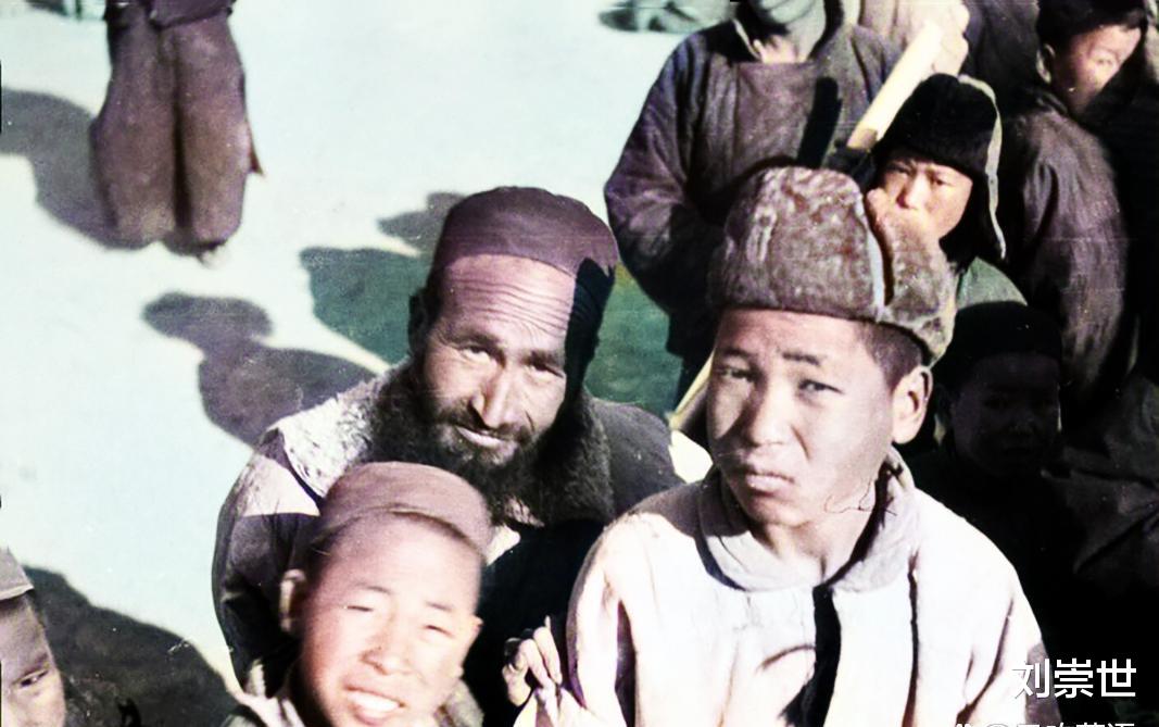 1934年的甘肃东乡:年轻女子挑担子汲水,男人屋顶上聊天晒太阳