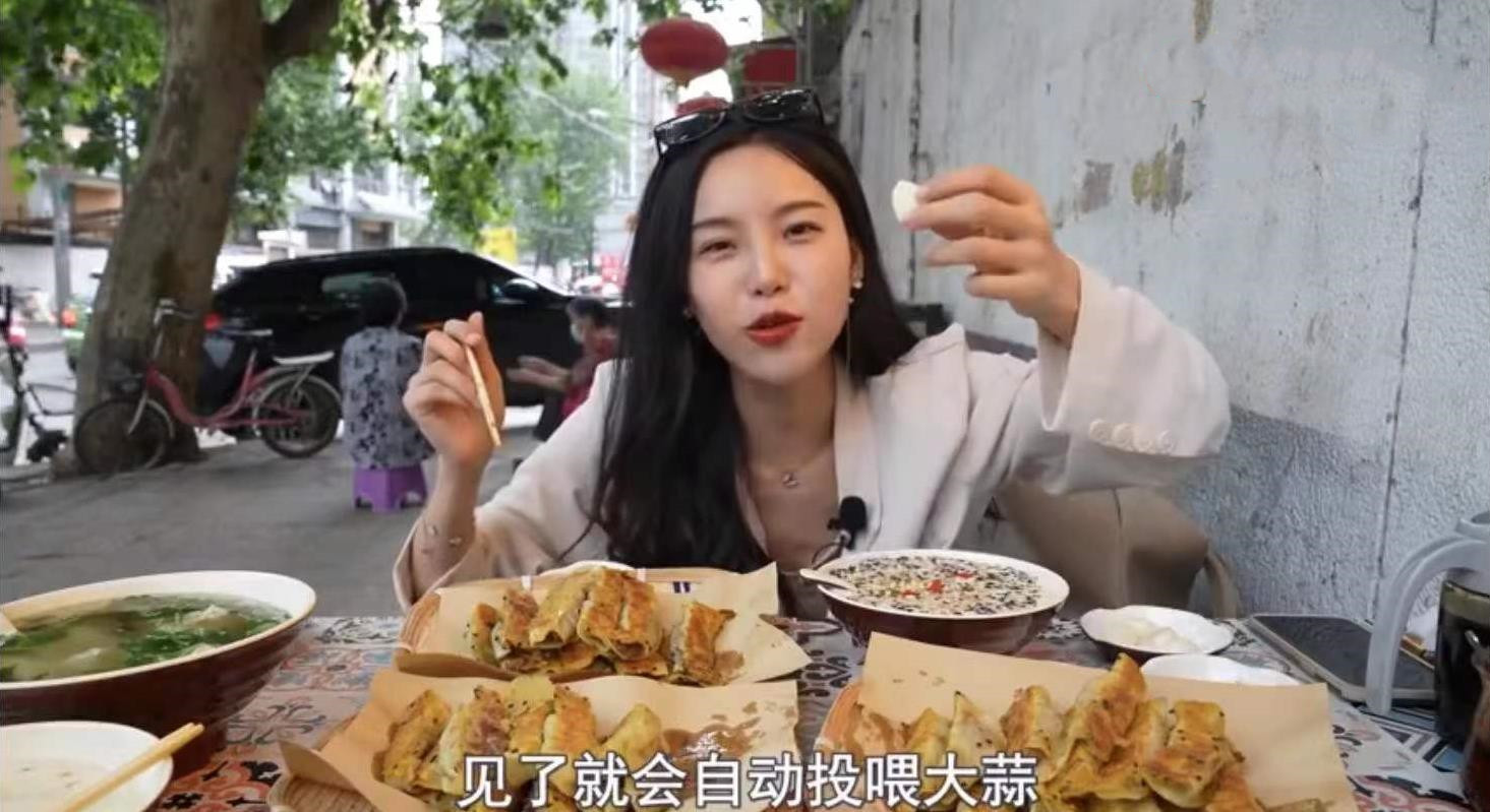 小贝|知名吃播小贝饿了又被指催吐，手指关节伤口似牙印，大批粉丝质疑