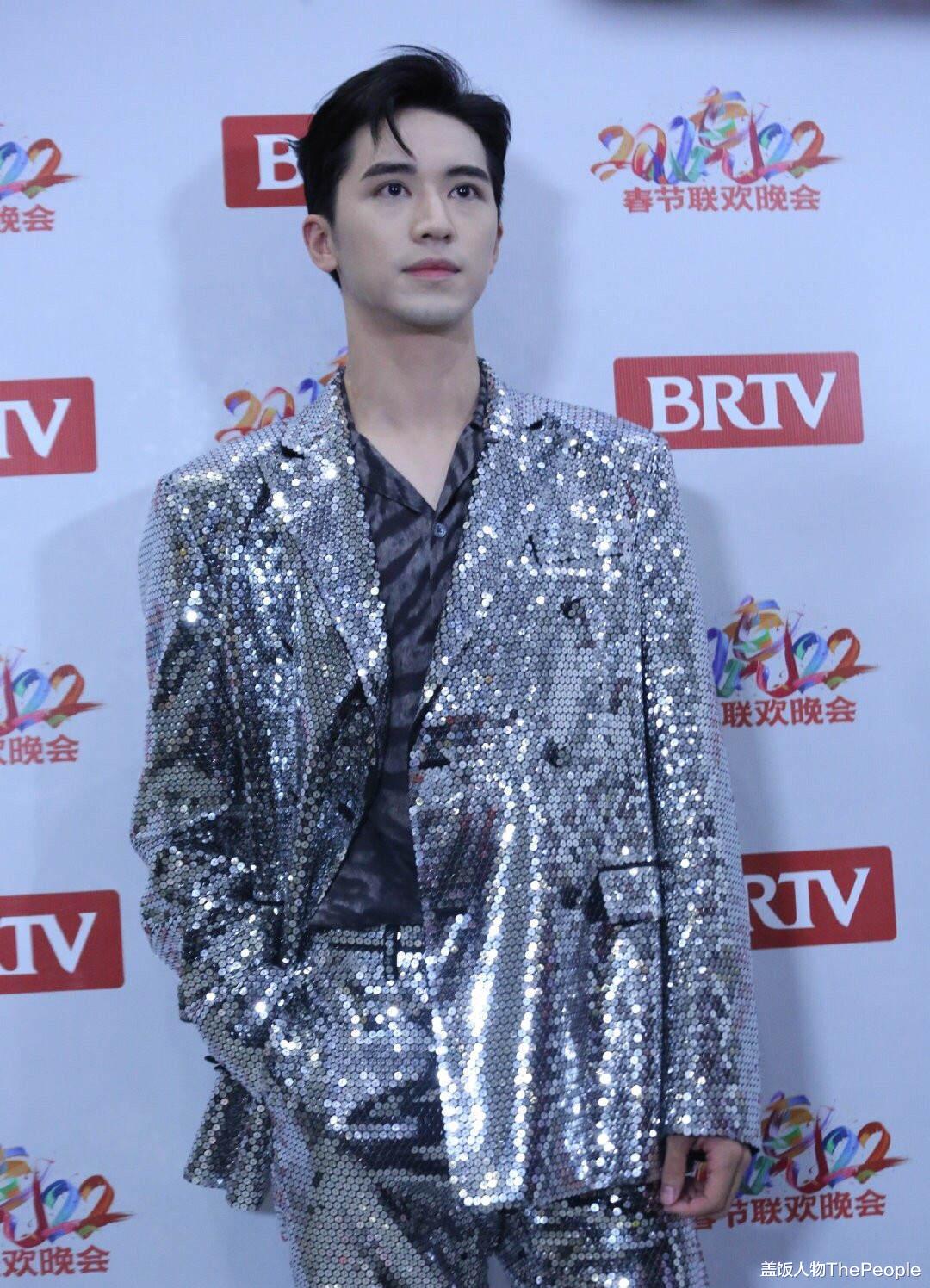 杨紫|北京春晚路透:王鸥像大白菜、李沁生图显老,AB戴婚戒破婚变传闻