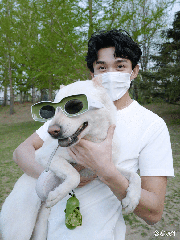吴磊|23岁吴磊晒户外帅照，不是逗狗玩就是放飞筝，浓眉大眼越长越帅气
