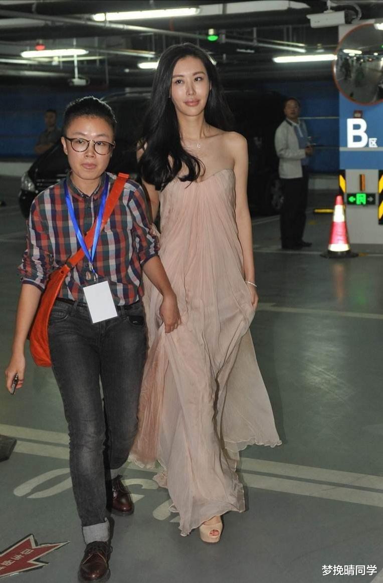 田朴珺|王石娇妻好豪放，穿吊带裙现身，浓浓的风尘味儿