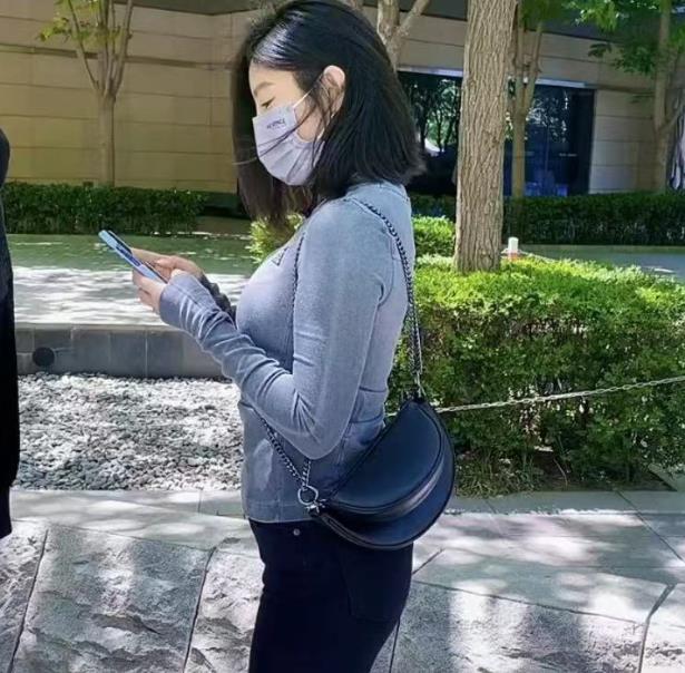 斯嘉丽·约翰逊|赵奕欢晒核酸日常，排队等候忍不住热舞，衣服Logo引网友热议