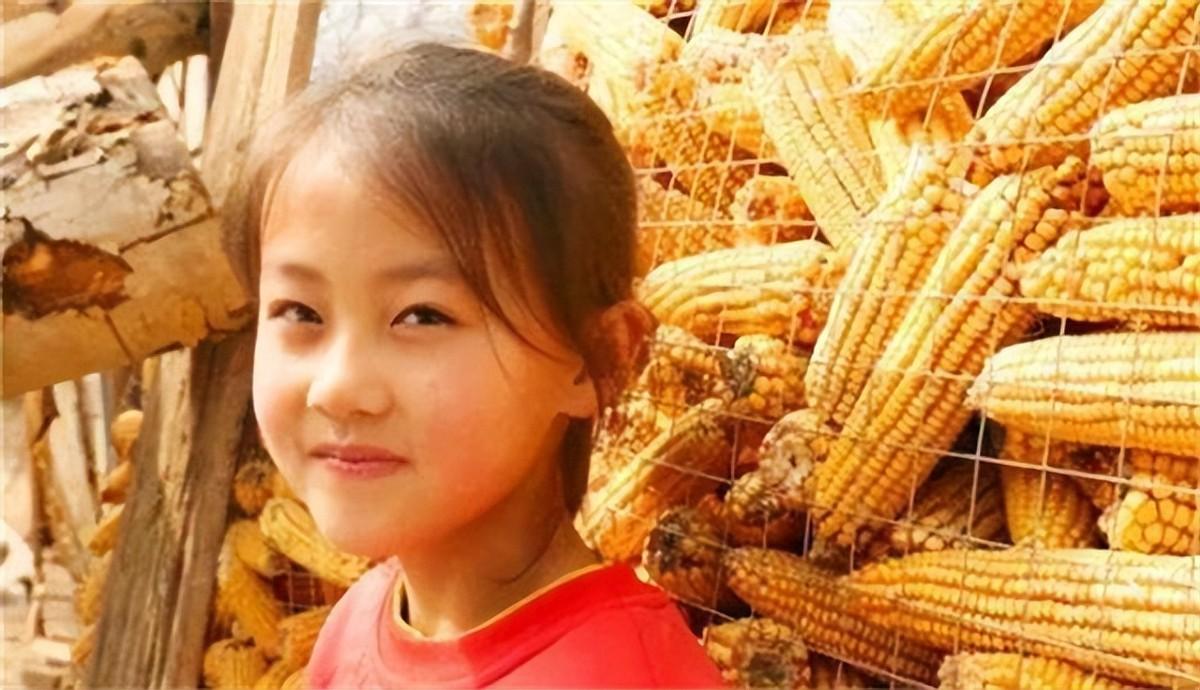 铁嘉欣:七岁“微笑女孩”走红,父母因此为她拒绝100万的签约!