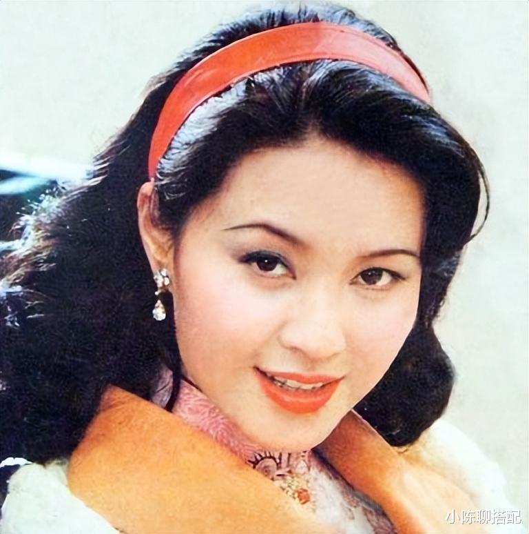 风华绝代 方舒真是优雅了一辈子：素衣秀雅，花裳惊艳，老了也美得很真实