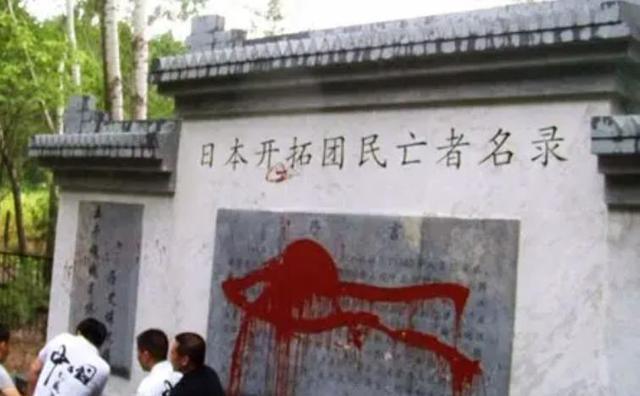 吴啊萍供奉刽子手，11年前某县斥资为日立碑，五百姓跨越千里砸碑