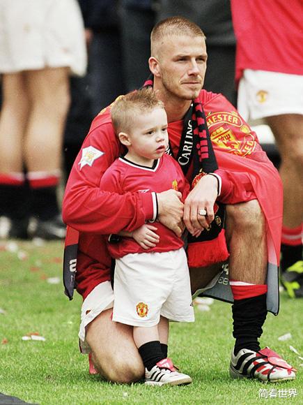 哈珀·贝克汉姆|47岁贝嫂抢新娘风头!穿吊带“睡裙”出席大儿子婚礼,小七变胖妞