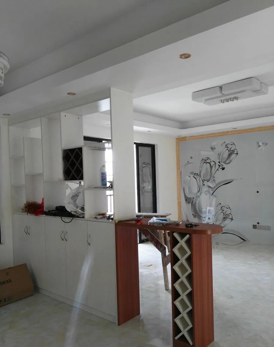 朋友新家装好，摆上家具更漂亮了，客餐厅的隔断更是匠心独运