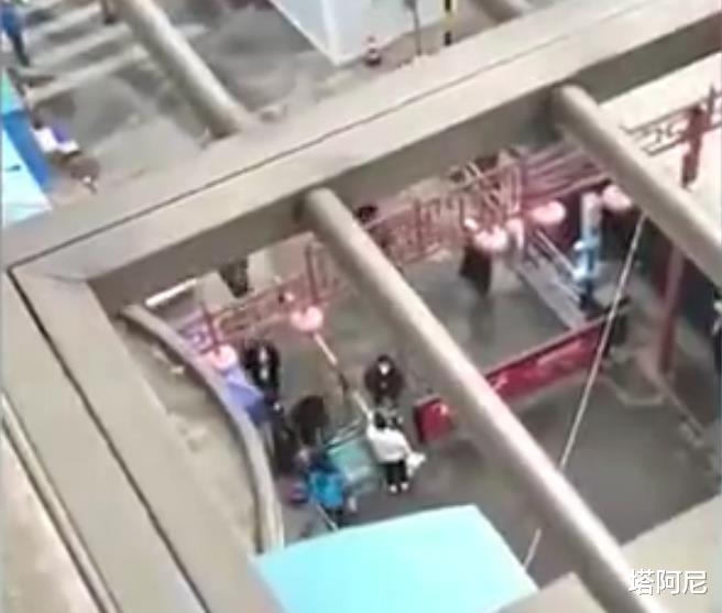 西安小伙出门买馒头,被抢了手机还被人殴打,边打边骂:找死