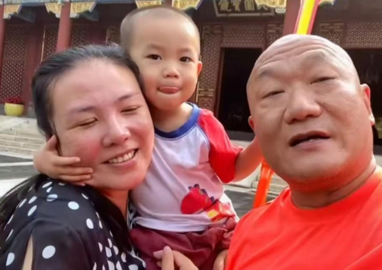 谢东|谢东为4岁儿子庆生，父子差55岁像爷孙！