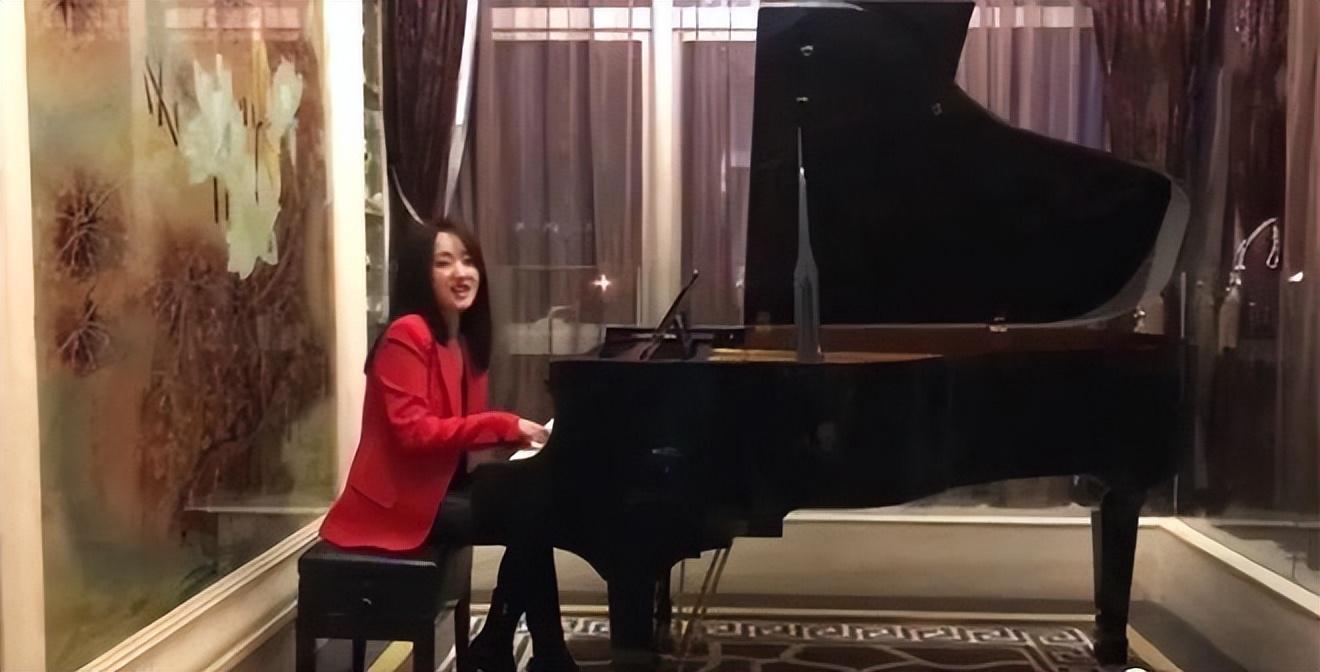 杨钰莹|杨钰莹现身乡镇商演,穿“蝴蝶裙”卖力表演,微胖身材很迷人