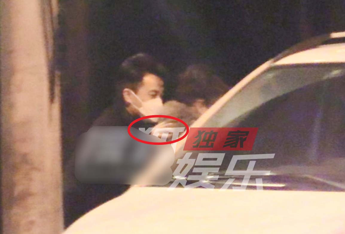 李晓峰|真怀孕?刘恺威带李晓峰参加聚会全程搀扶,女方遮掩小腹走路缓慢