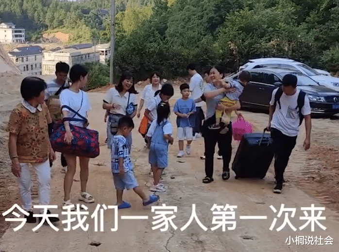 广东一女子远嫁江西10年,娘家人浩浩荡荡去探望,结果越走越心凉