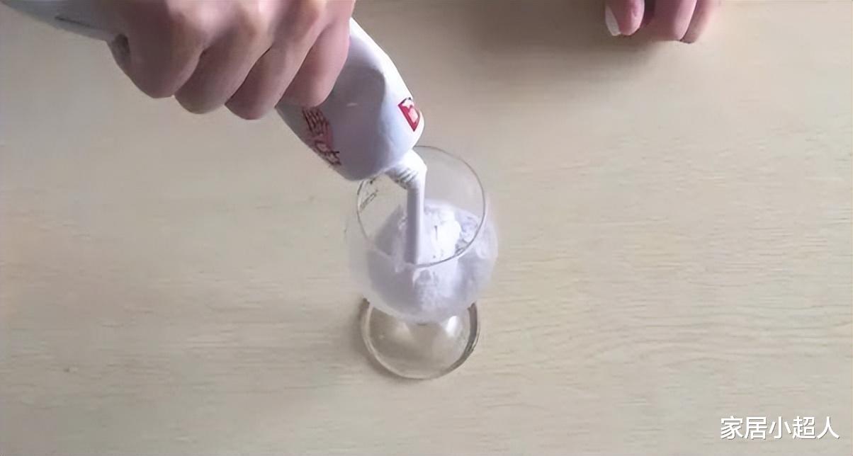 纱窗太脏怎么办?别急着花钱买清洁剂,家里的小口罩就能解决烦恼