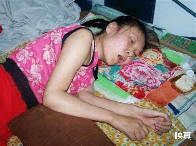 河北女孩被哥哥打2巴掌,“瘫痪”在床20年,监控下其秘密被拆穿