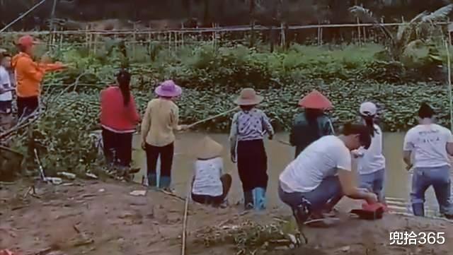 钓鱼|大雨后小河沟成天然黑坑，成百上千的人前来钓鱼，网友：太疯狂了