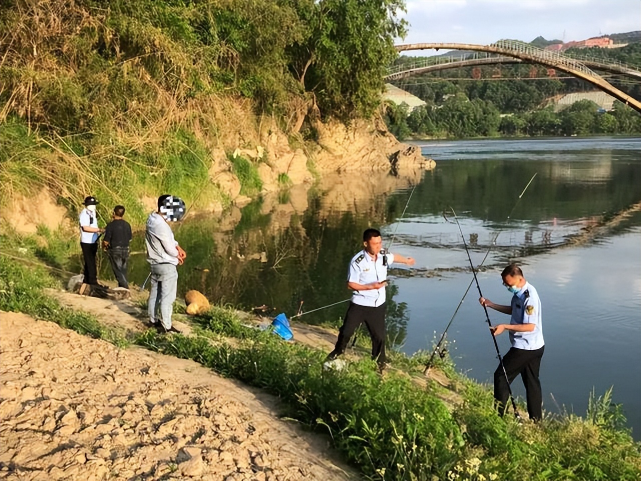 |?四人五一钓鱼被抓，工作估计也没了，这种钓鱼行为可判刑