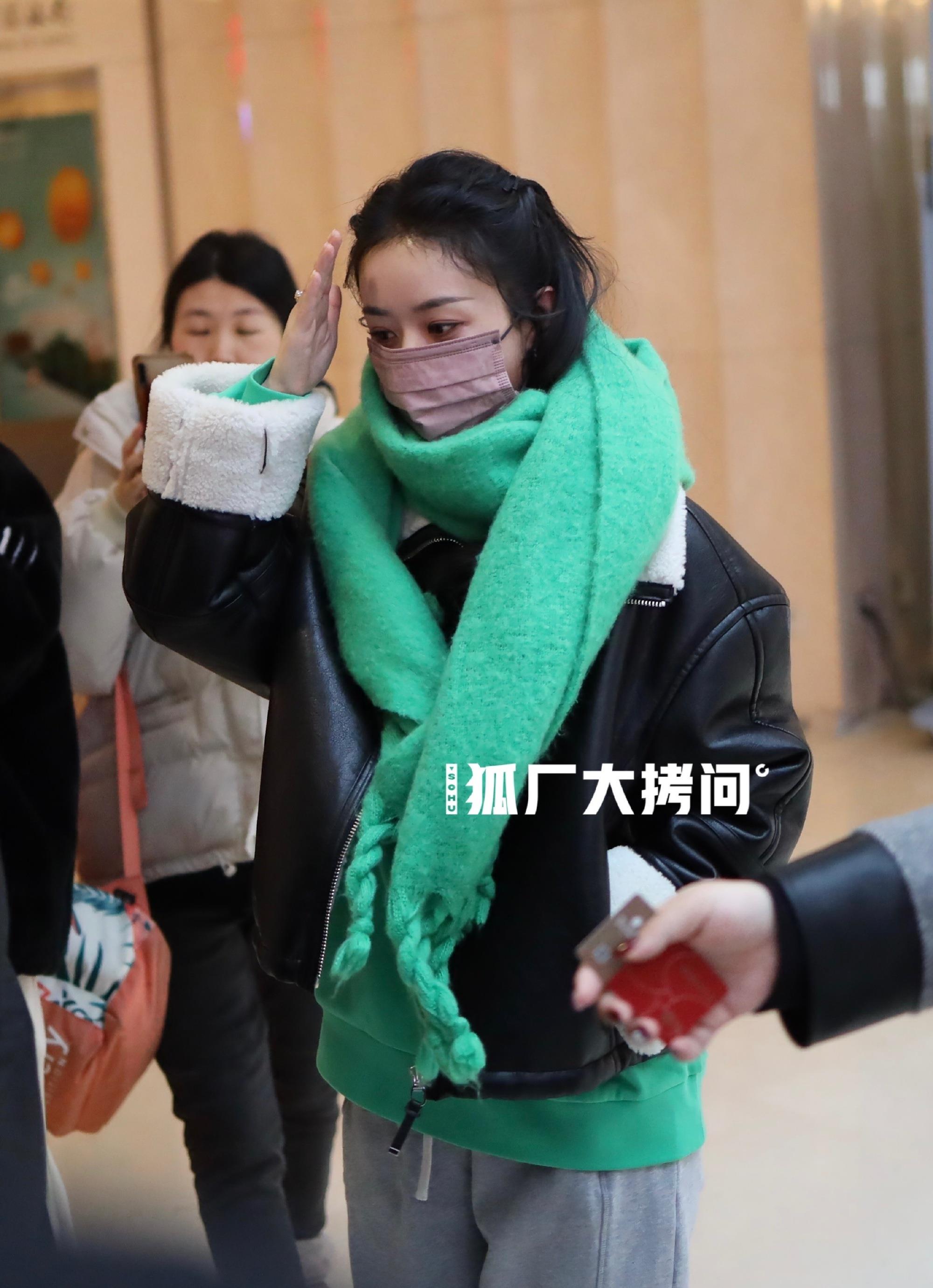 赵丽颖|春晚彩排赵丽颖穿运动装、戴围巾挺厚实,李宇春不怕冻穿大衣好酷