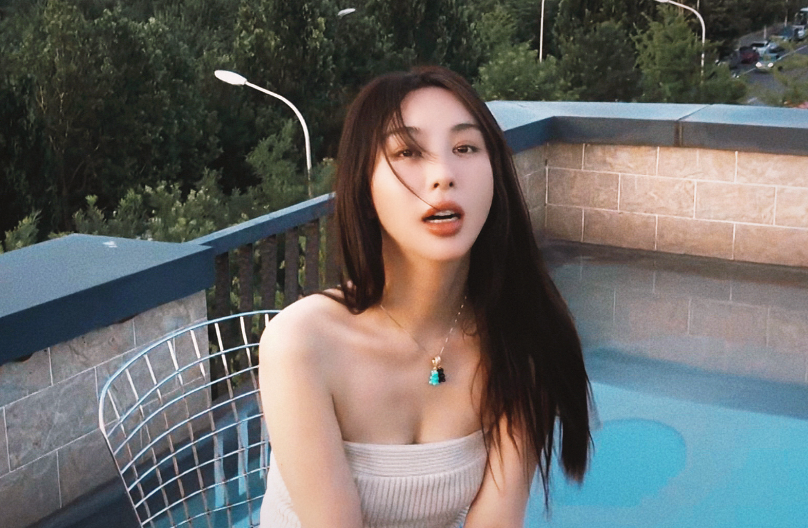 李菲儿|李菲儿穿红色吊带秀身材！凹凸有致好性感，脸颊发红眼神迷离