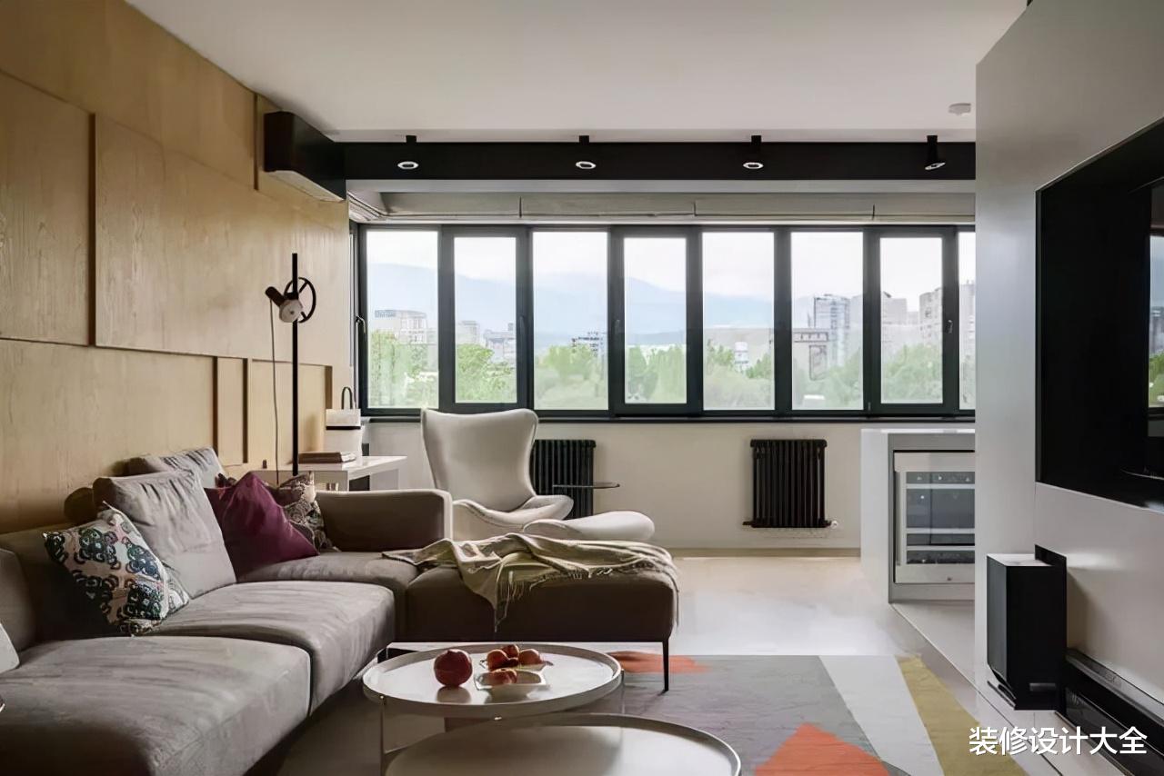 90平新房开门就是长长的走廊,打3米长换鞋凳,客厅采光没得说!