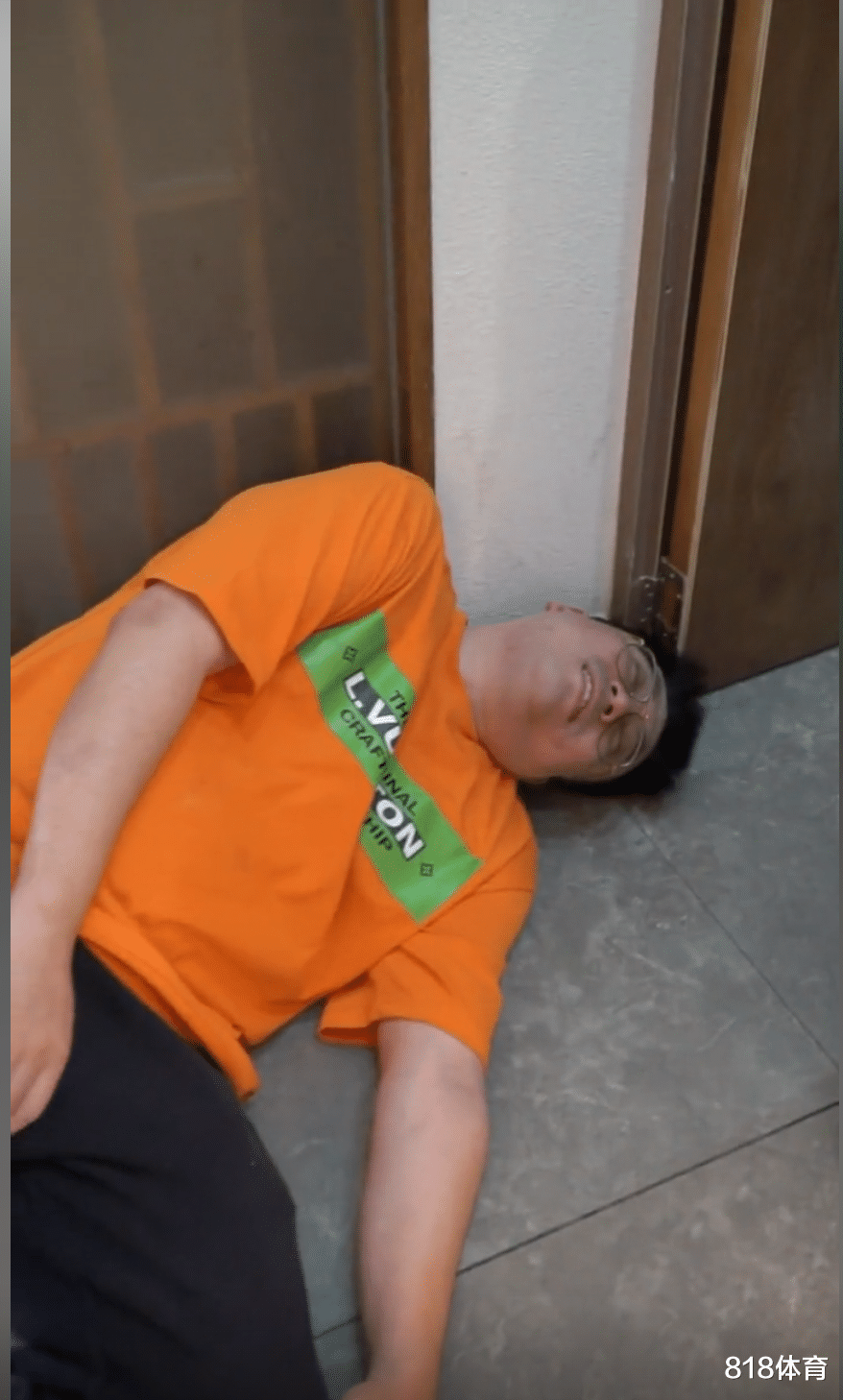 笑喷! 周鹏带俩保镖外出聚餐, 他和朋友才吃666元, 俩保镖造了1888元