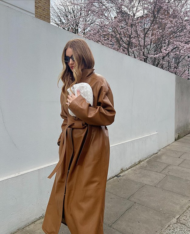 相逢时节|杰森·斯坦森的超模未婚妻二胎后复出!穿皮风衣好美,哪像刚生完