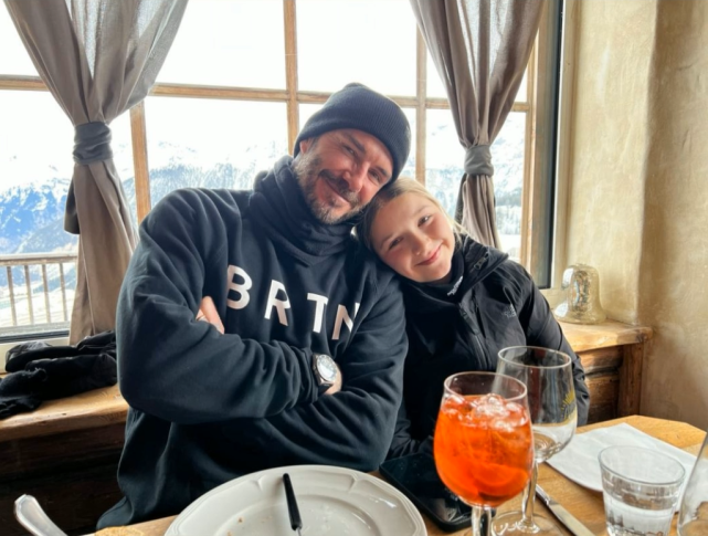 哈珀·贝克汉姆|贝克汉姆在滑雪场为三儿子庆生,晒与女儿小七亲吻照尽显父女情深