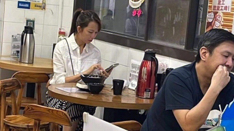 衬衫 蔡少芬回港苍蝇馆用餐被偷拍，穿衬衫扎马尾低头玩手机，跷着二郎腿没明星架子