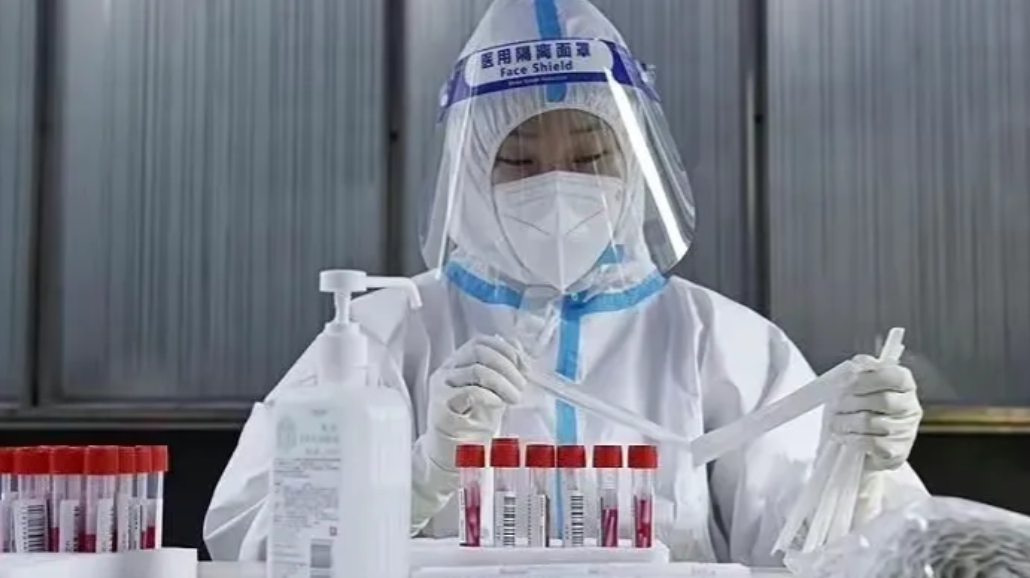 被通报造假的核酸机构开张,造假屡禁不止,除了暴利外是套壳重返