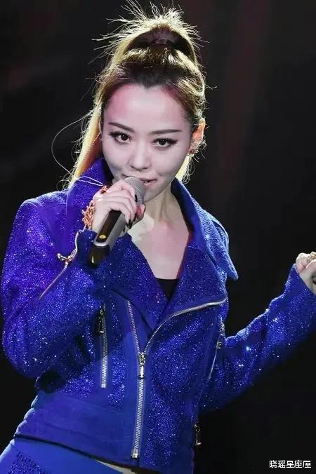 张靓颖|张靓颖：身背巨额债务，资源断崖式下跌，她的故事远比你想得还坎坷