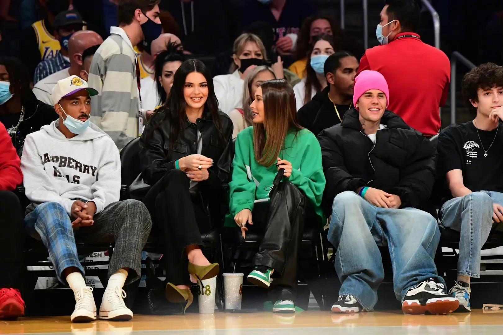 超模|超模肯豆，和海莉比伯，夫妇观看比赛，布克激动亲吻肯豆