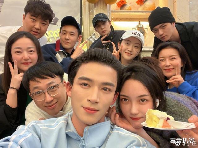 许凯|于正为旗下艺人许凯王星越庆生,好友齐聚场面热闹,景甜惊喜现身