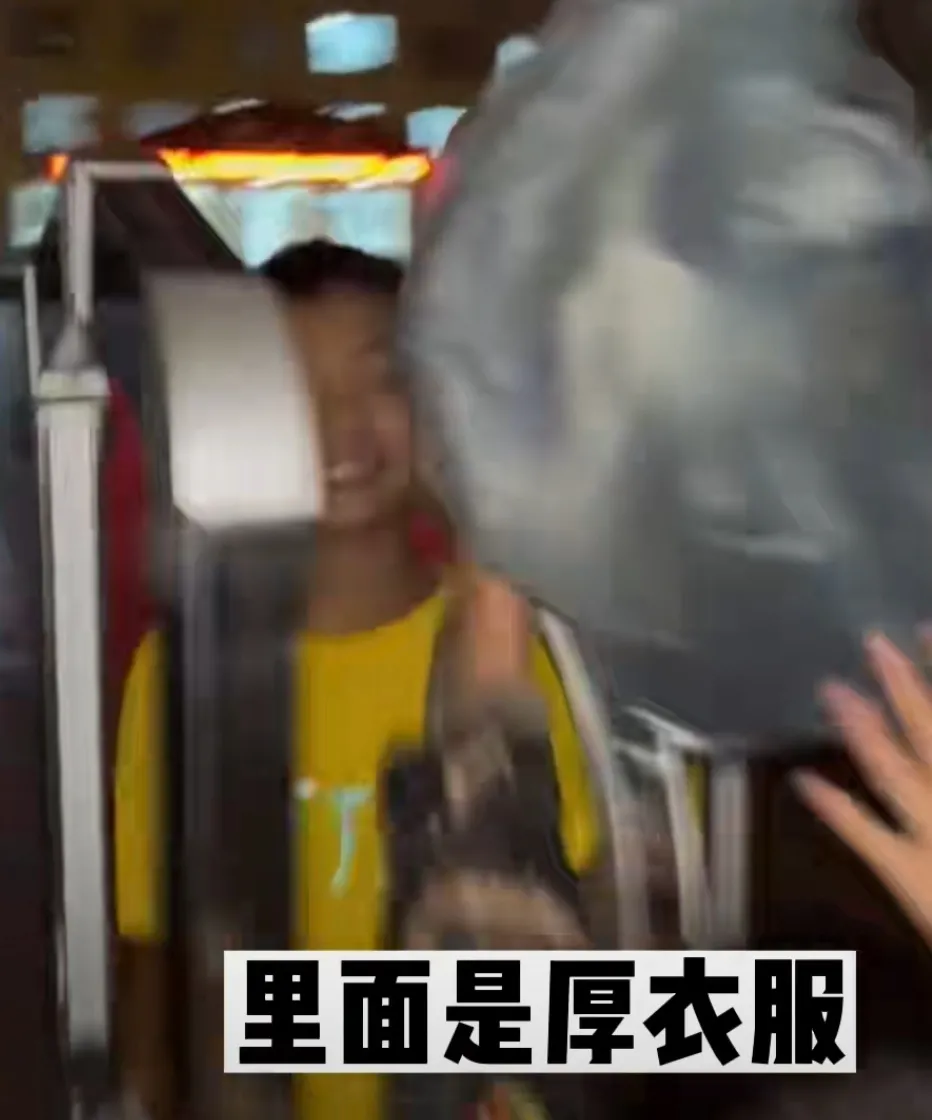 河南洛阳一女子给前夫的儿子送厚衣服,当孩子拿东西走的时候,塞了一张纸条