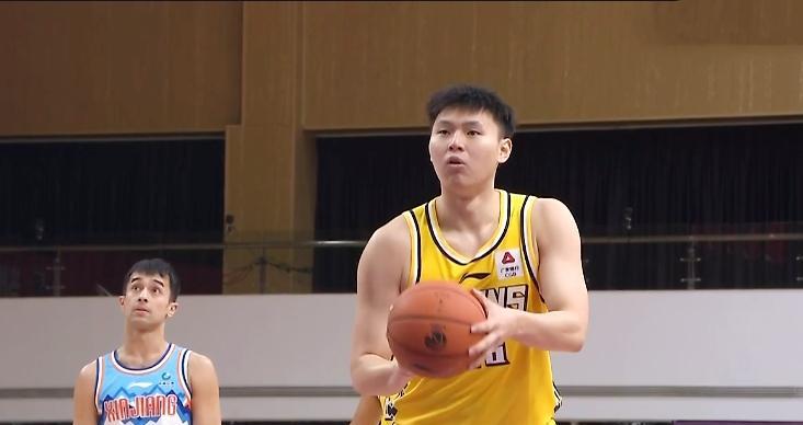 新疆狂轰28-8打懵广厦，于德豪独砍10+2，顺风局乐坏邱彪