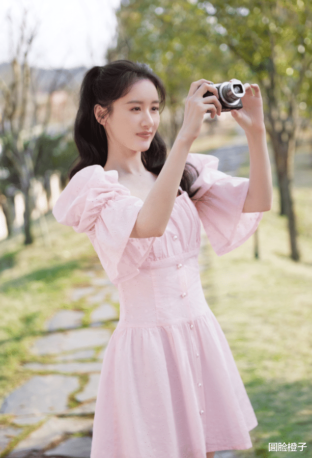 染发 袁冰妍穿粉色太可爱了，手拿相机大玩自拍，笑容甜美宛如精灵