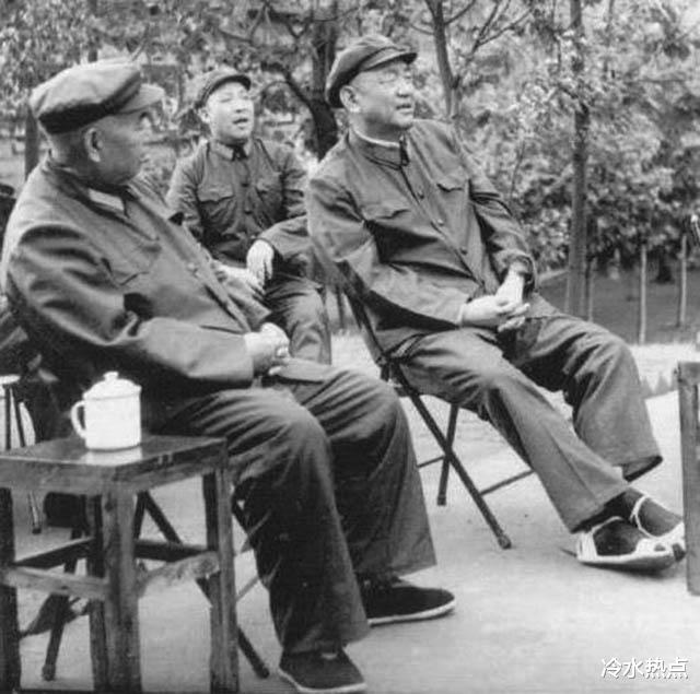 这位将军喝了一瓶茅台,结账时服务员收3块,将军再也不喝茅台了
