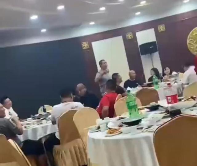 男子酒席上逞能表演白酒对瓶吹,邻座劝阻被他躲开,终被120拉走