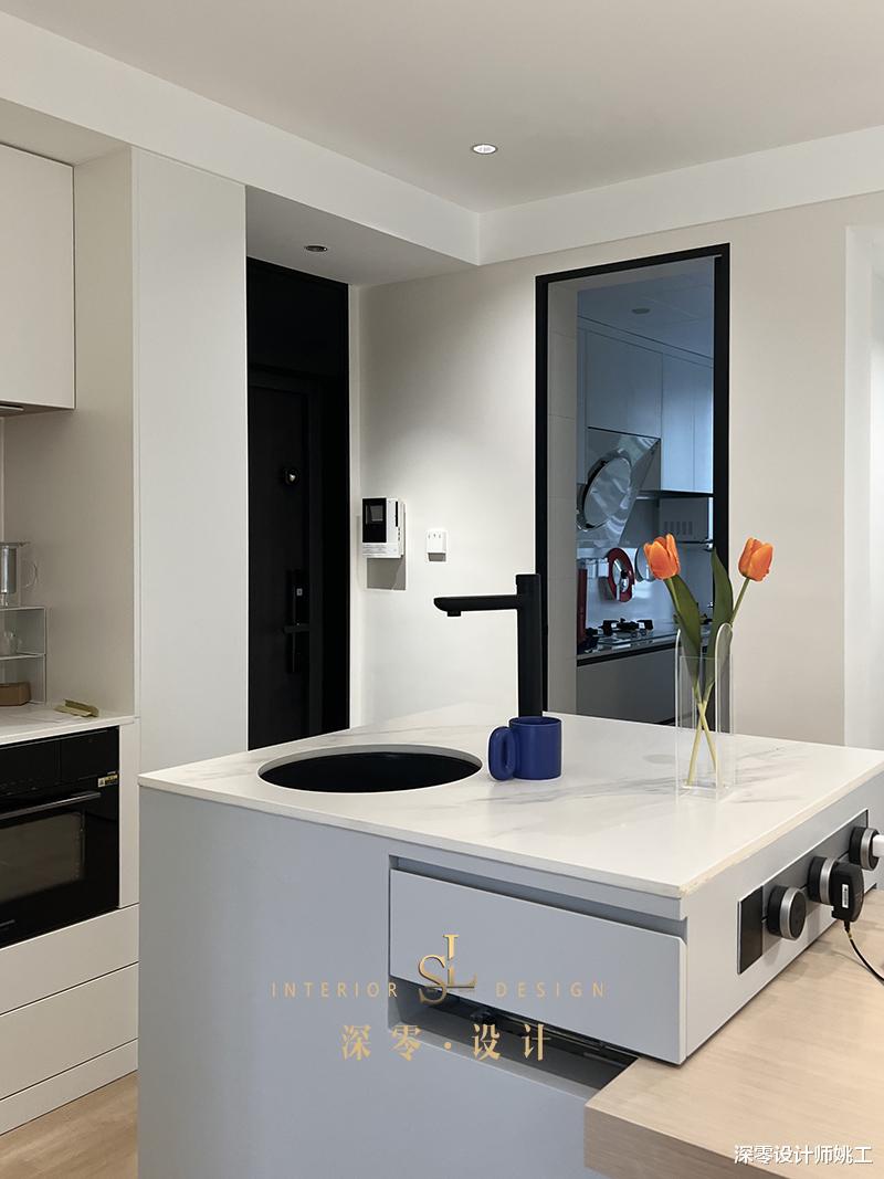 没想到衣帽间里还能装岛台，连着卡座适当留空，实用性只增不减