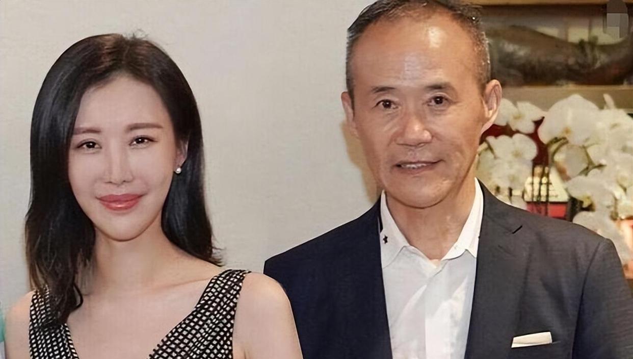 |71岁王石与“小娇妻”同框出现,妻子为他梳理白发,引发网友热议