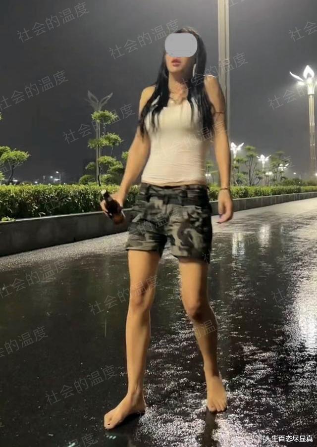 男友给不起20万彩礼被迫分手,女生在雨中边喝边哭,冻得浑身发抖