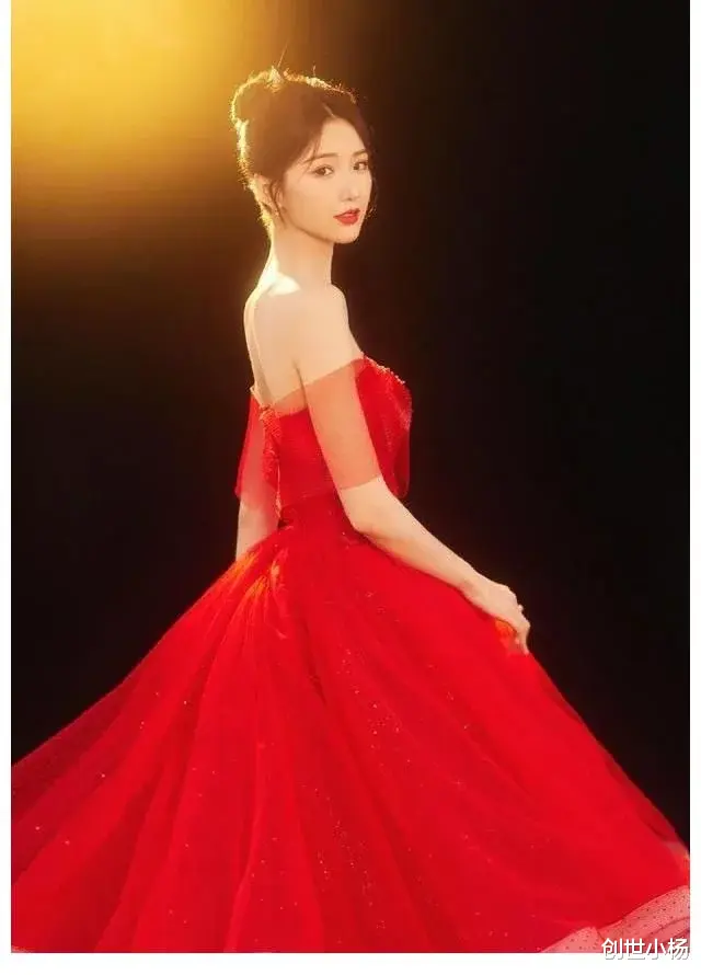 毛晓彤|毛晓彤穿红纱裙明媚迷人 半露香肩尽显娇艳