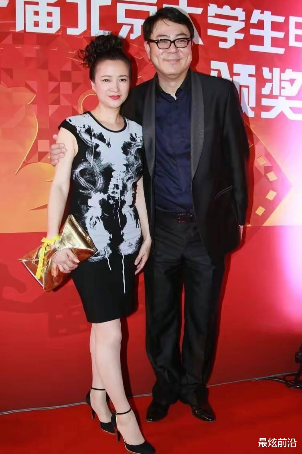 减脂 58岁何晴逃不过“中年油腻”，脸上暗淡穿衣显胖，好在颜值撑住了
